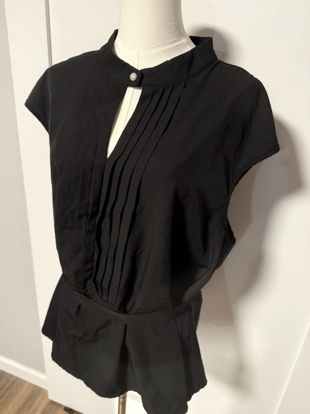 Womens 3XL (20/22) Black Pleated Blouse Tie Waist Keyhole Neck Short Sleeve Top